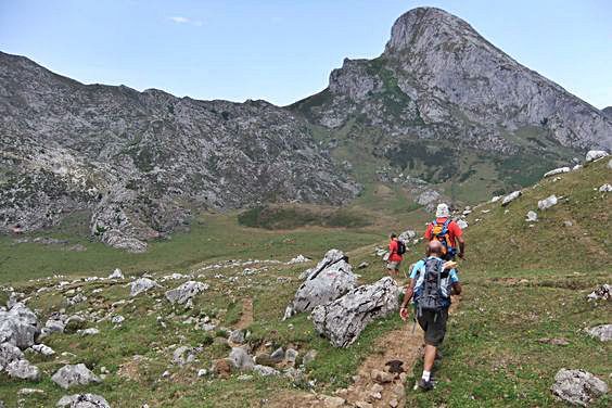 Bajando hacia la majada de Toneyu, con la Porra de Valdepino (1744 m.) dominando el paisaje.