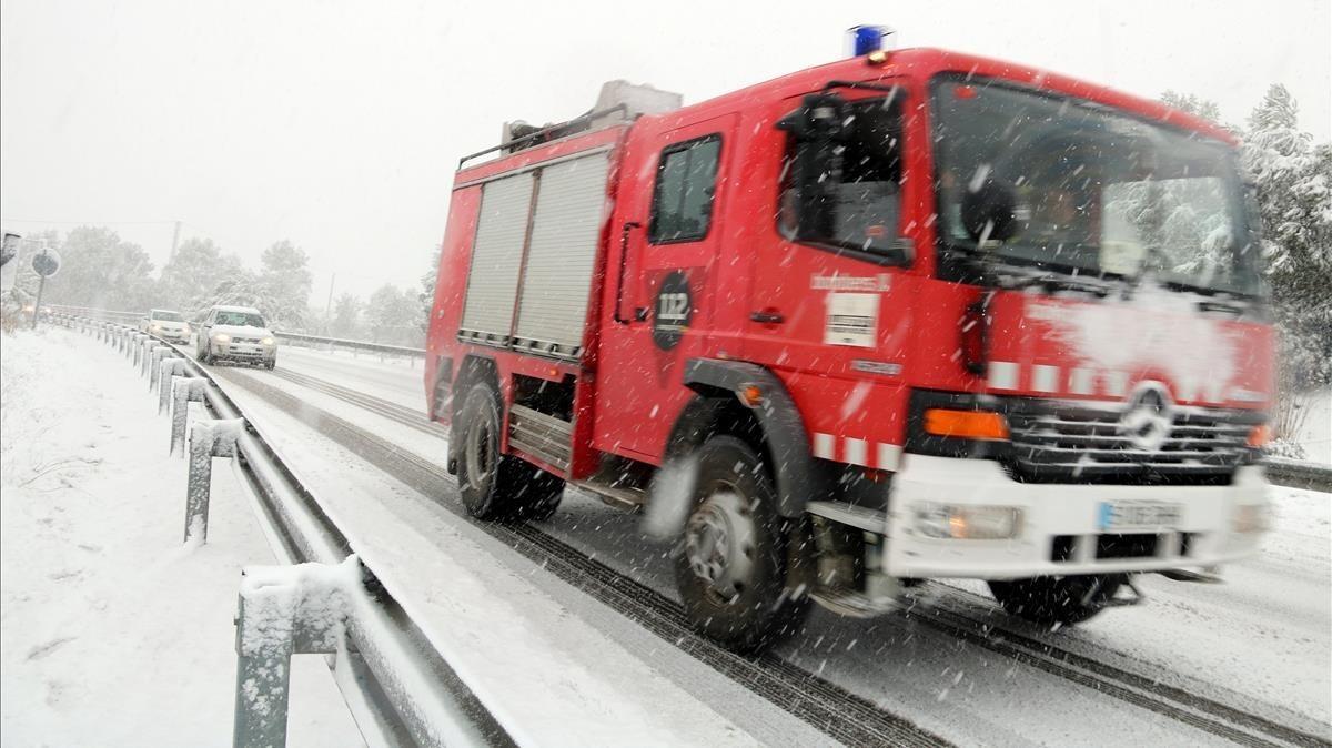 zentauroepp42340238 un vehicle dels bombers la carretera c 37  al terme de sant 180228113519