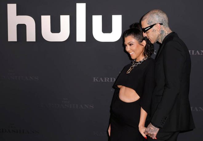 Koutney Kardashian y Travis Baker en el estreno de The Kardashians