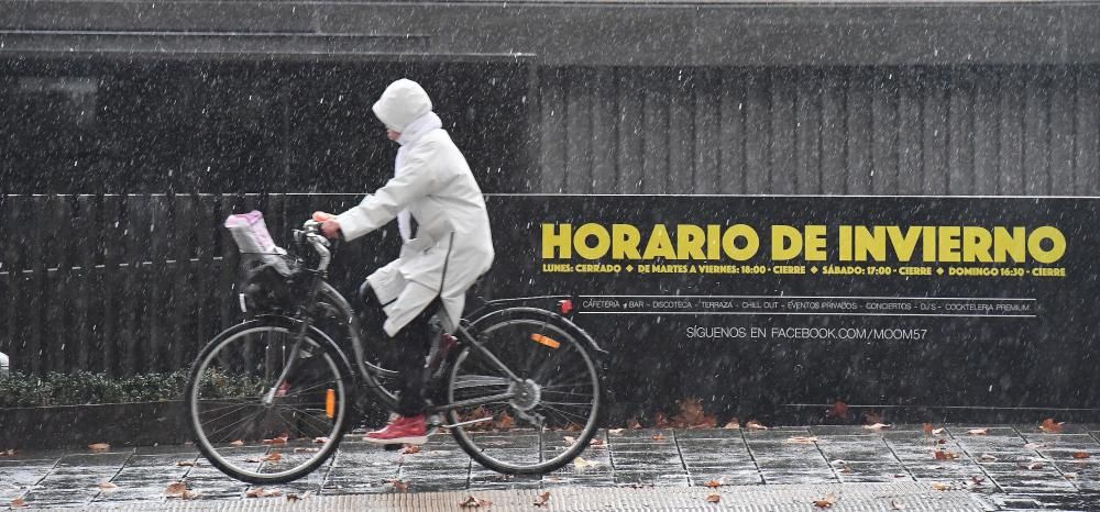 A Coruña despliega paraguas para recibir la lluvia