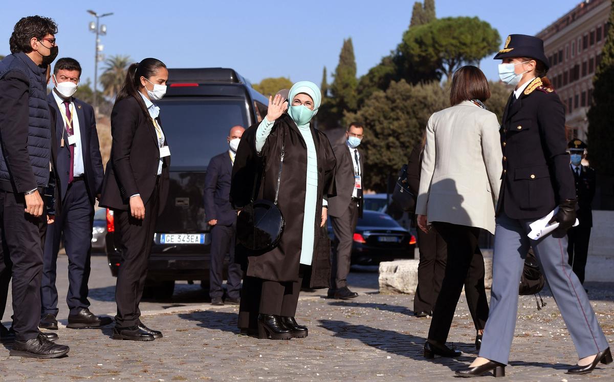 La esposa del presidente turco Recep Tayyip Erdogan, Ermine Erdogan, llega para una visita privada al monumento del Coliseo en Roma el 30 de octubre de 2021, al margen de la Cumbre de Líderes Mundiales del G20. (Foto de Tiziana FABI / AFP)