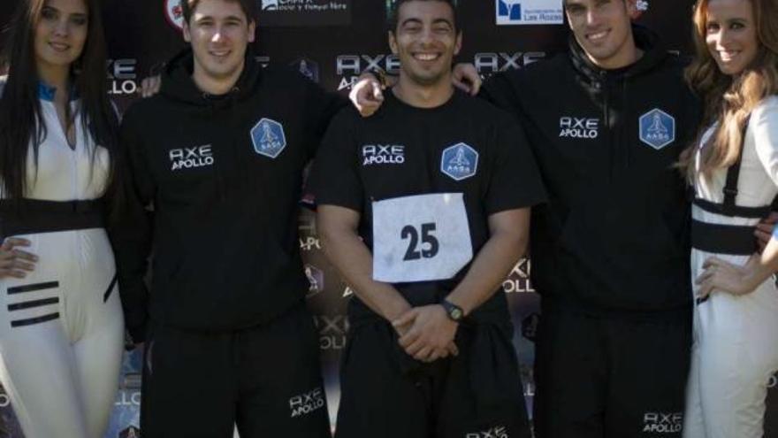 El alcoyano Mauro Botella Mompó, a la izquierda de la imagen, posa junto a dos compañeros del concurso.