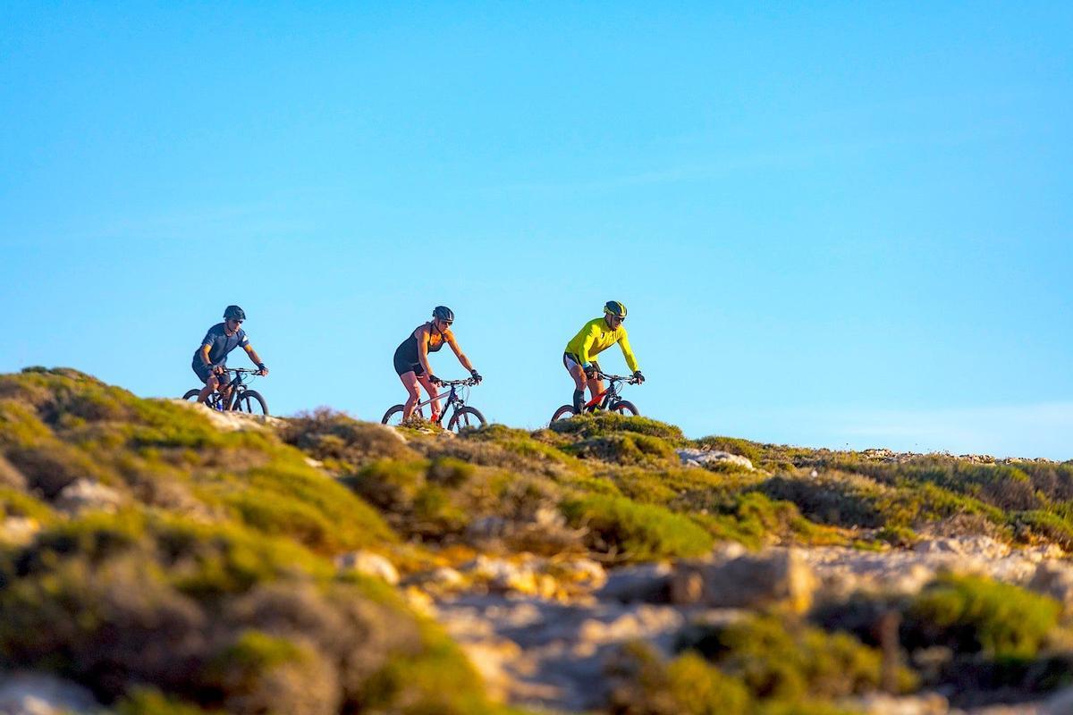 Ciclistas en ruta por senderos de Malta