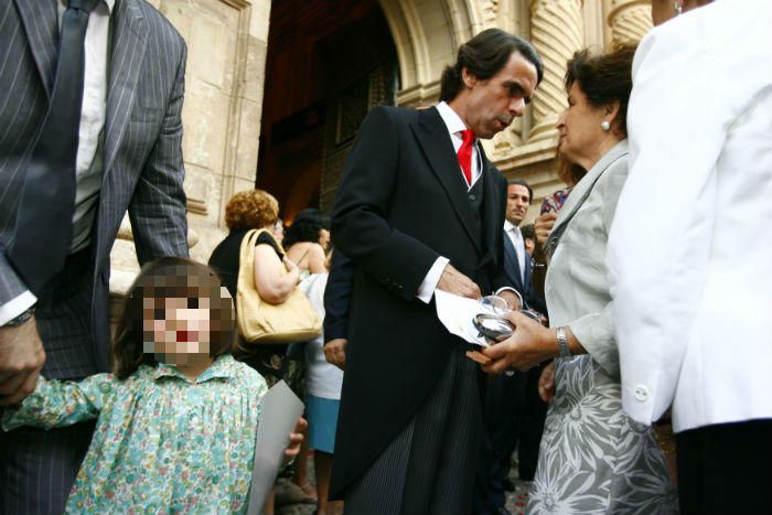 Invitados y curiosos en la boda en Santa María