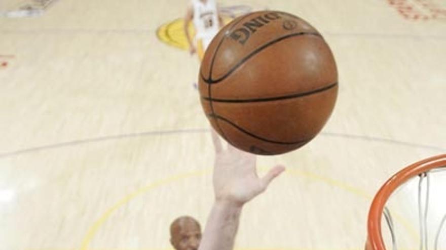 Gasol lanza a canasta durante el partido de ayer.