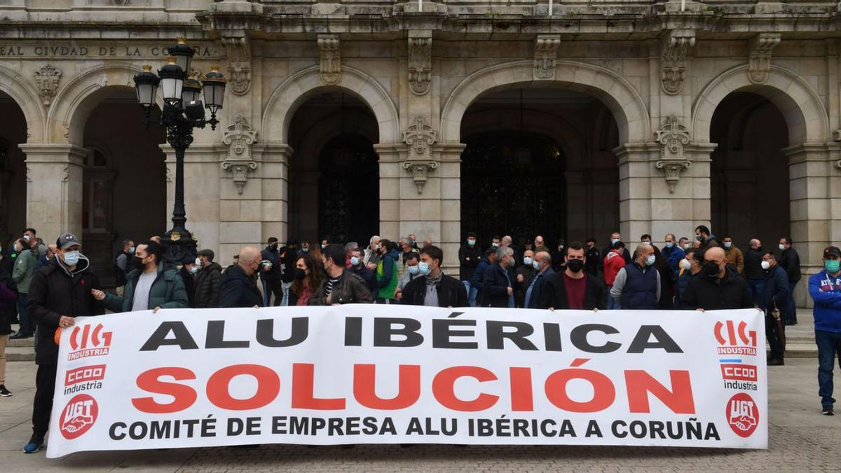 Concentración de trabajadores de Alu Ibérica, ayer, en la plaza de María Pita.  | // VÍCTOR ECHAVE