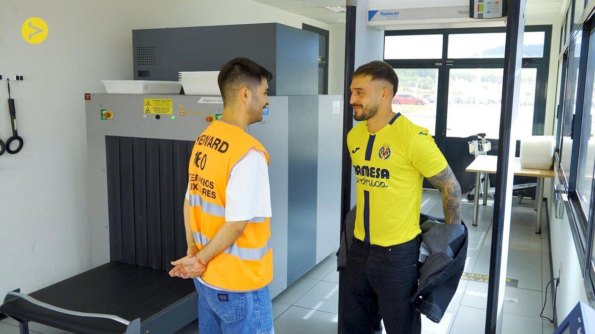 En el aeropuerto y de amarillo: así ha sido el anuncio del fichaje de Arnau Tenas por el Villarreal