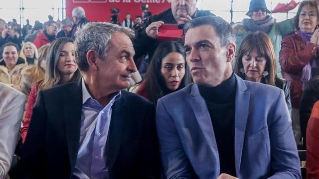 El president del Govern, Pedro Sánchez, i l’expresident José Luis Rodríguez Zapatero, en una foto d’arxiu durant un acte de commemoració del Dia Internacional de la Dona.