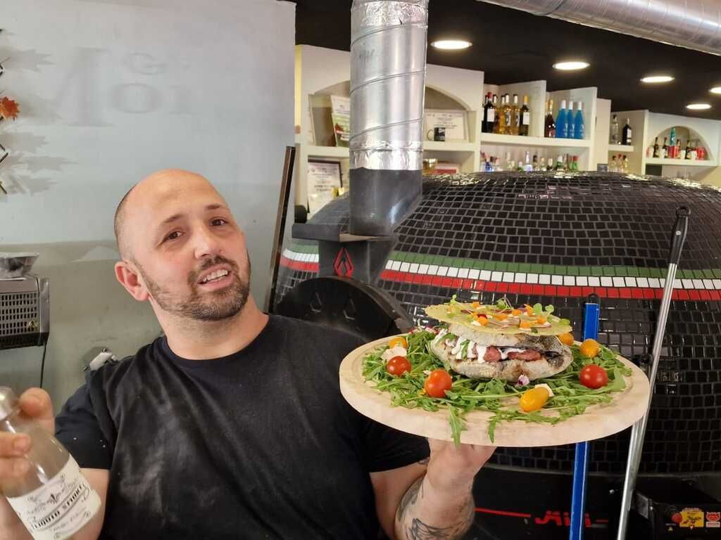 El propietario del restaurante, Matia Palmieri, posa con su bocadillo.