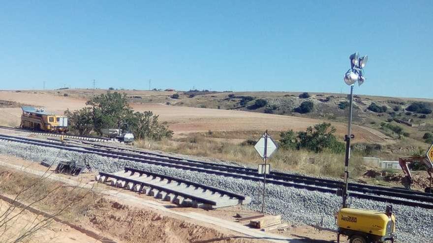 Situación del nuevo trazado a la salida de Valorio, con la vía a Valderrey clausurada .