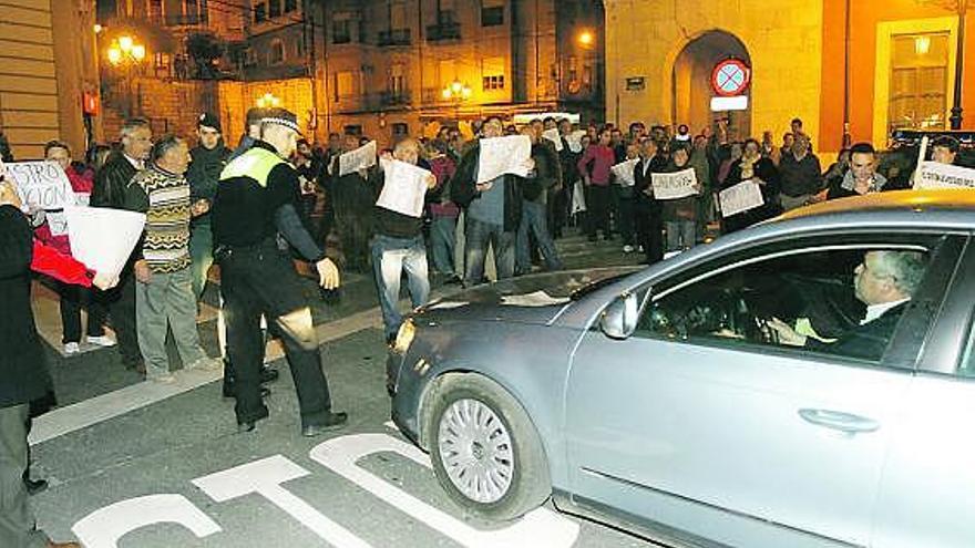 Un grupo de manifestantes impide el paso del coche del alcalde, Camilo Montes.