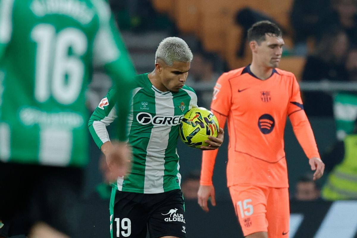 Betis' Cucho Hernandez, celebrates after scoring his side third goal from the penalty spot during the Spanish La Liga soccer match between Real Betis and Barcelona in Seville, Spain, Saturday, Dec. 6, 2025. (AP Phot/Manu Reino). EDITORIAL USE ONLY/ONLY ITALY AND SPAIN