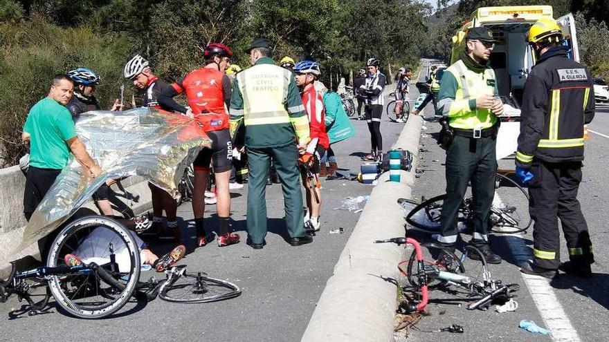 El lugar del accidente, tras el arrollamiento del pelotón de ciclistas.