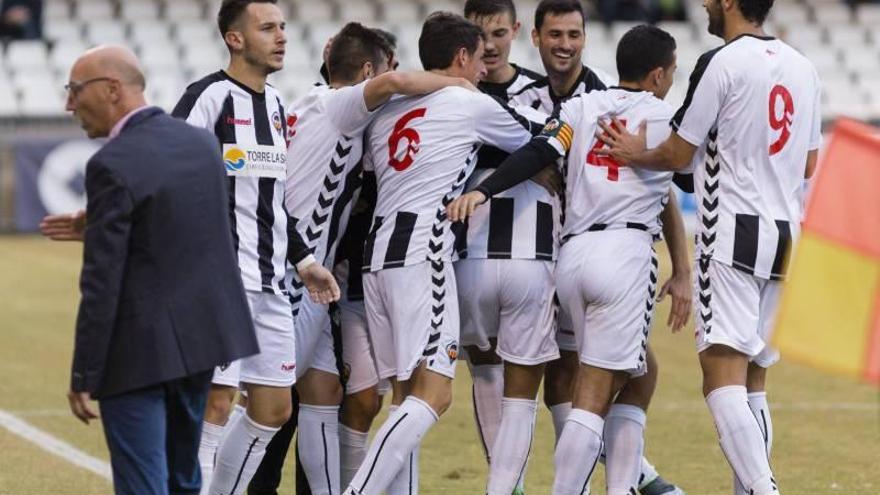 El Castellón doblega por 2-0 al Almoradí en Castalia