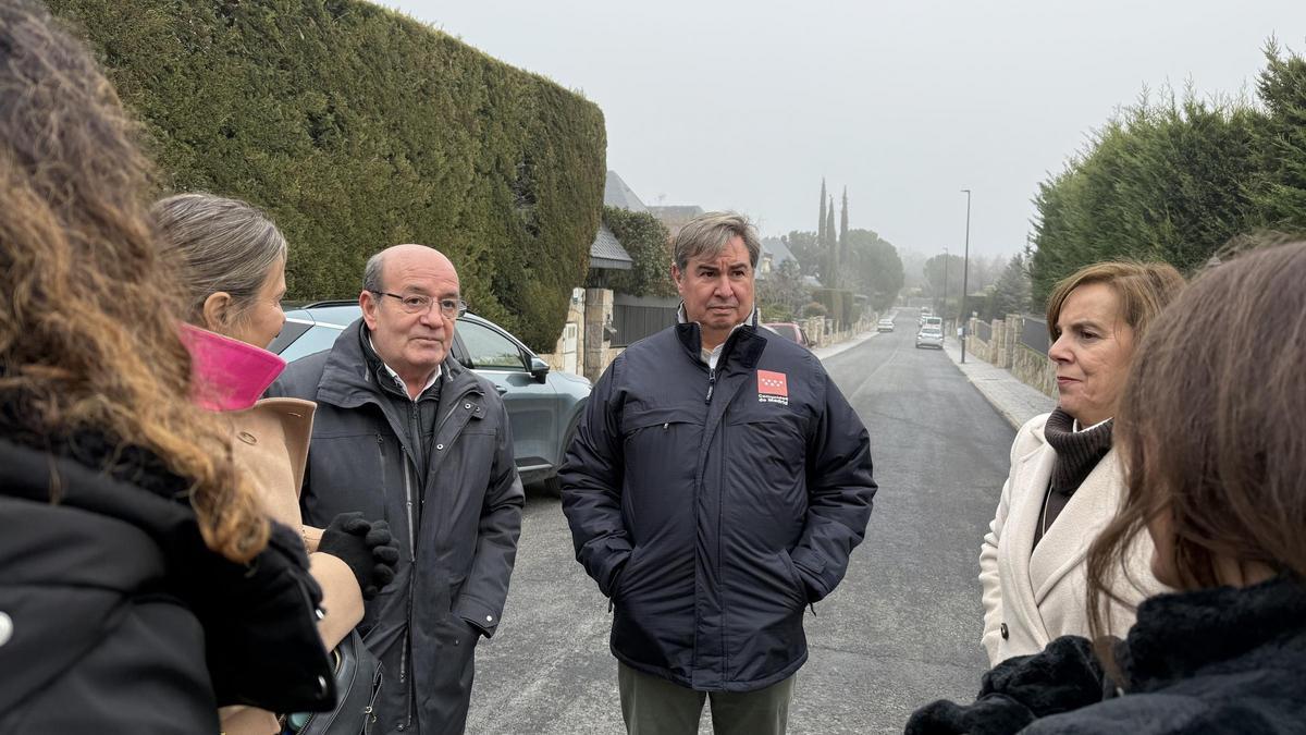 La Comunidad de Madrid invierte más de 3 millones de euros en la mejora de infraestructuras en El Escorial, donde el viceconsejero de Presidencia y Administración Local, José Antonio Sánchez, ha comprobado los trabajos de asfaltado