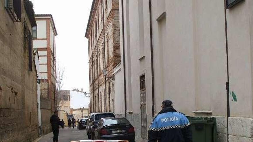 Un agente de la Policía Local regula el paso a una calle cortada.