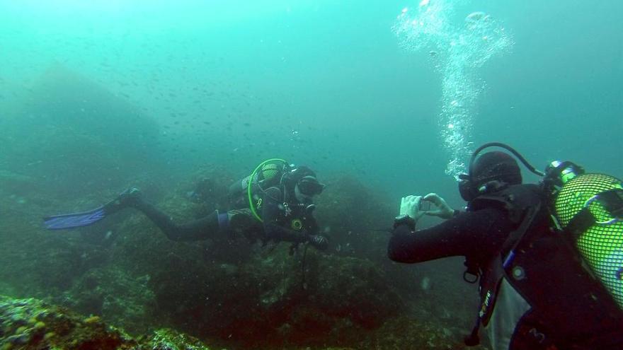 Dos buceadores, en el mar.