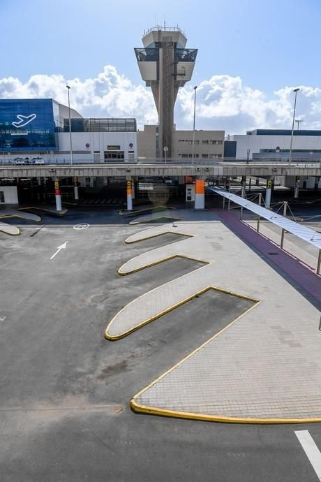 26-03-20  GRAN CANARIA. AEROPUERTO DE GRAN CANARIA. INGENIO TELDE. . Efecto del Covid-19 en el Aeropuerto de Gran Canaria, plataforma de aparcamiento de aviones vacía, últimos turistas y últimos en llegar.  Fotos: Juan Castro.