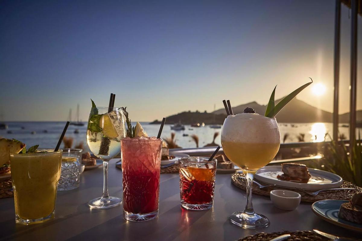 Der Sonnenuntergang zwischen dem Tramuntana Gebirge und dem Meer – ein unvergesslicher Moment im AQUA Beach Club.