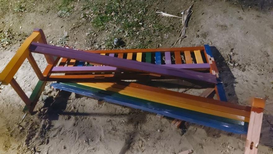 Destrozan el banco LGTBI de Santa María de Gracia cinco días después de reponerlo