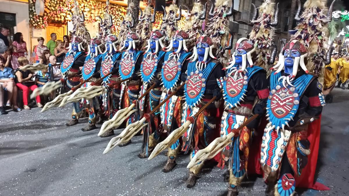 El exotismo y el colorido del bando moro de Aspe durante la triunfal Entrada de la noche del lunes.