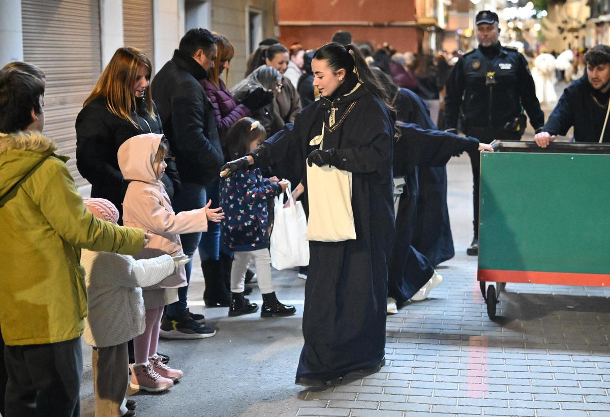 Miles de personas contemplan la Cabalgata de despedida de los Reyes Magos en Orihuela