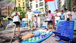 Vecinos de Orpesa montan una playa improvisada en pleno centro de Castelló