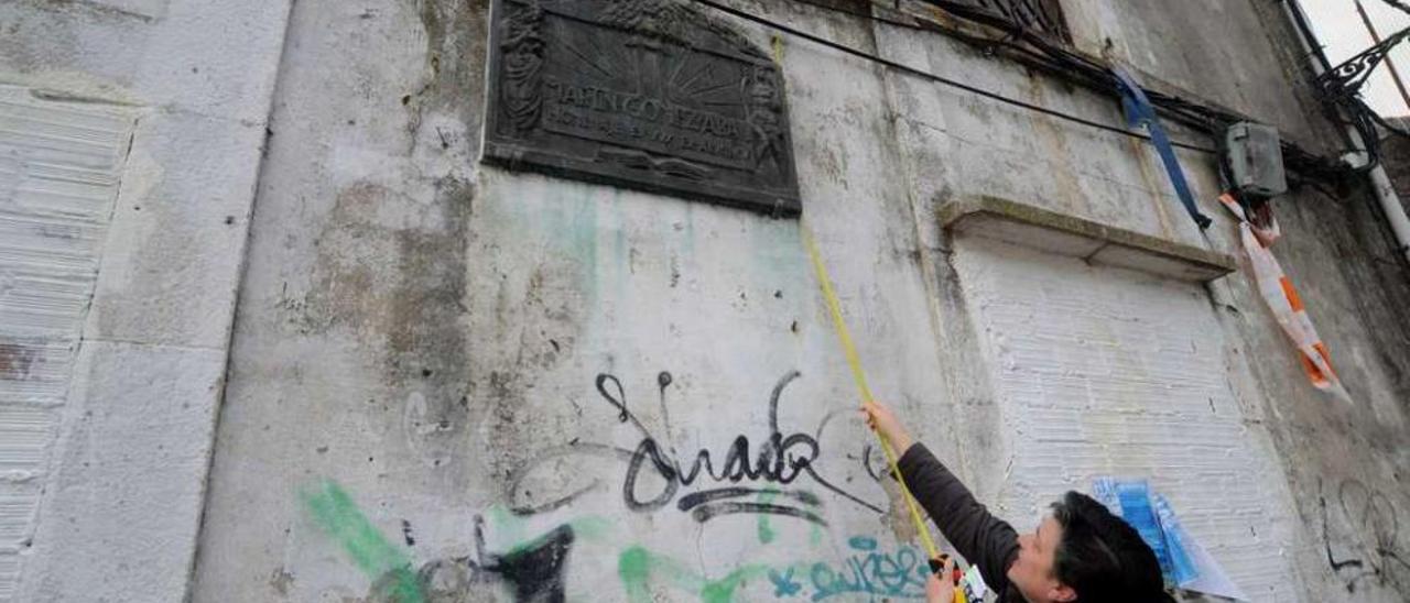 Maribel Iglesias mide la placa del antiguo colegio San Agustín, en una imagen de archivo. // Iñaki Abella