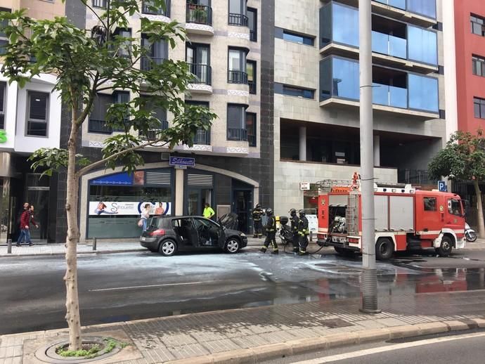 Arde un coche en la calle Venegas.