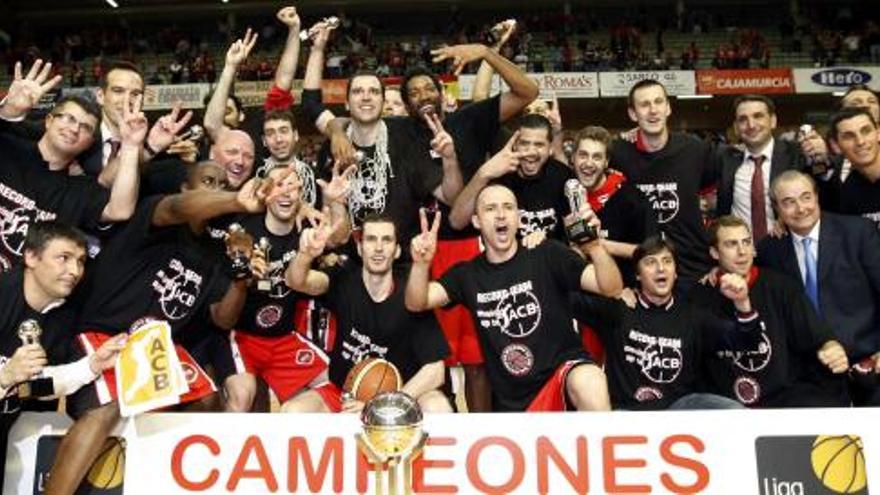 Los campeones posan para la foto de campeones de la LEB