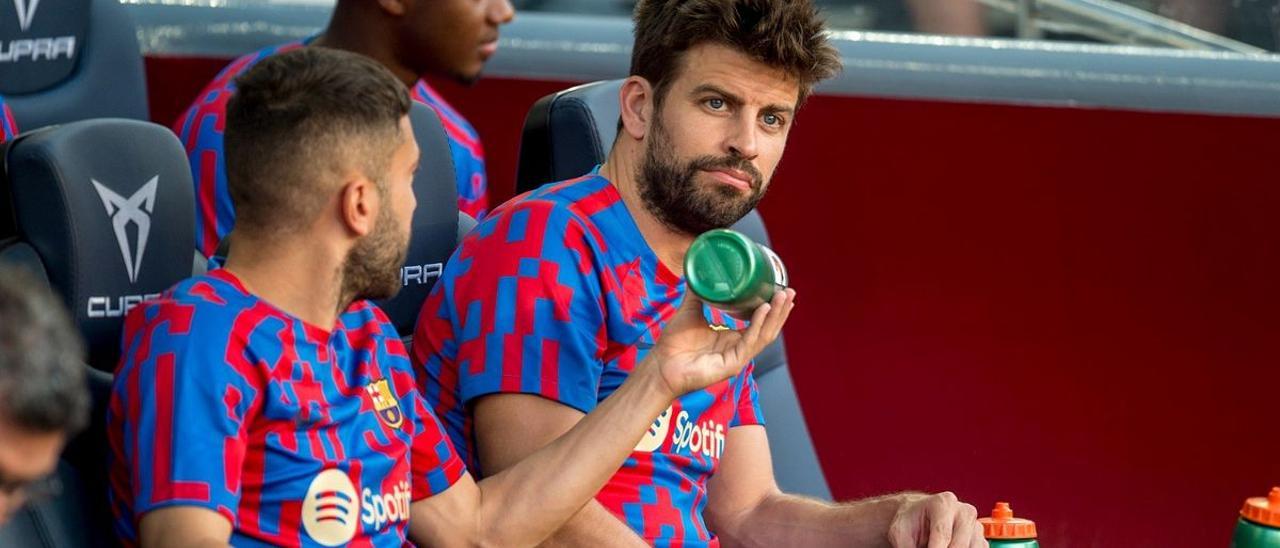 Alba y Piqué, en el banquillo del Camp Nou durante el Barça-Valladolid.