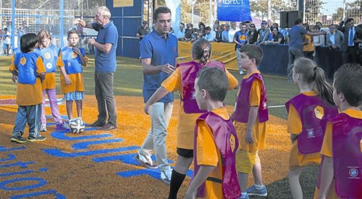 Complicitat 8 Cruyff i Xavi dirigeixen els seus equips, ahir a la tarda en la inauguració d’un camp a Terrassa. Complicitat 8 Cruyff i Xavi dirigeixen els seus equips, ahir a la tarda en la inauguració d’un camp a Terrassa.