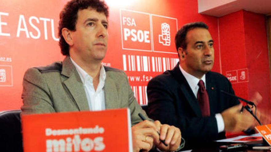 Jesús Gutiérrez y Fernando Lastra presentan la campaña sobre la inversión de los gobiernos del PSOE en infraestructuras.