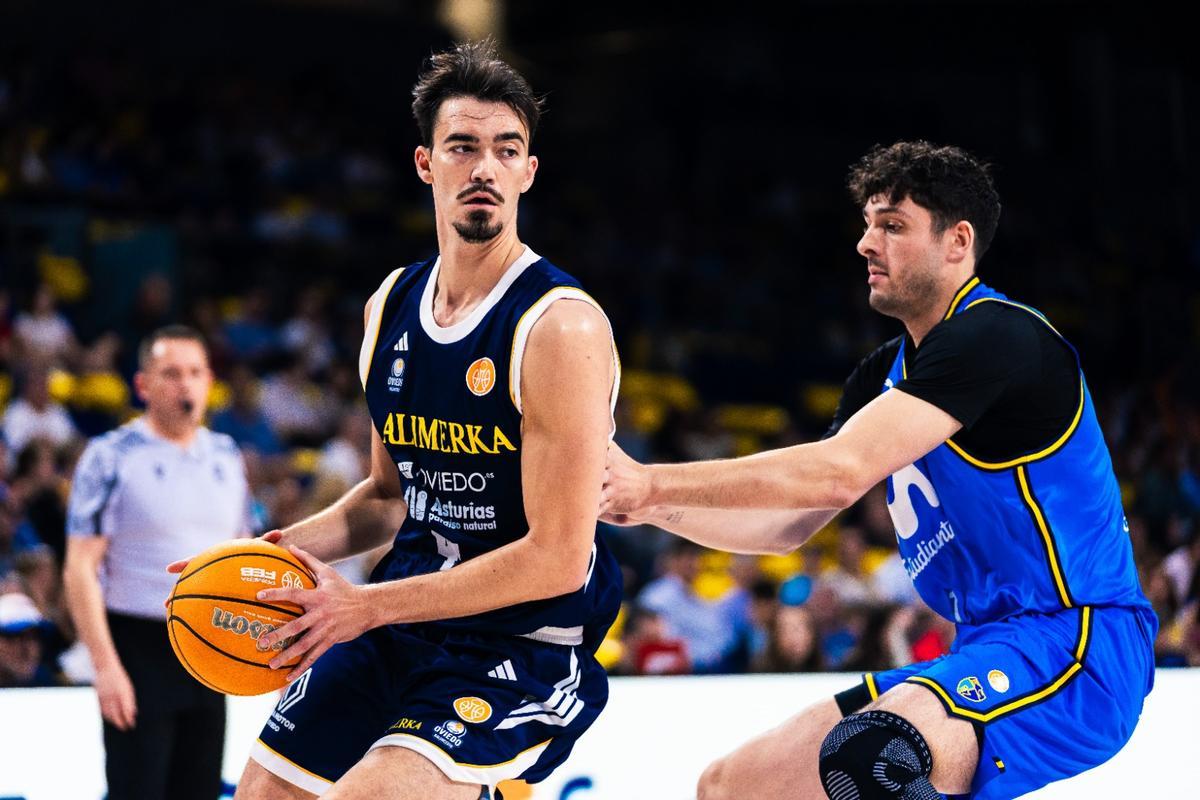 Robert Cosialls, defendido por Asier González, en el partido entre Movistar Estudiantes  y Alimerka Oviedo