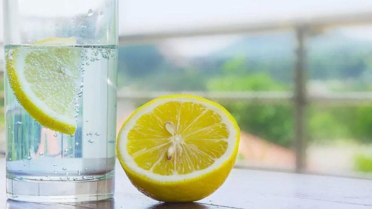 El agua con limón alberga numerosas propiedades y puede incluso ayudar a combatir algunas dolencias.