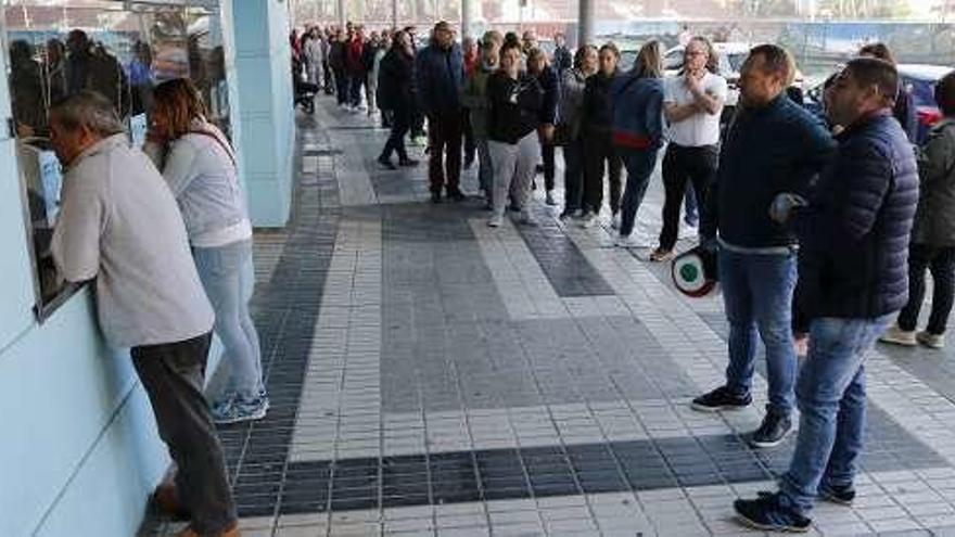 Colas en Balaídos para el partido conta la Real. // Alba Villar