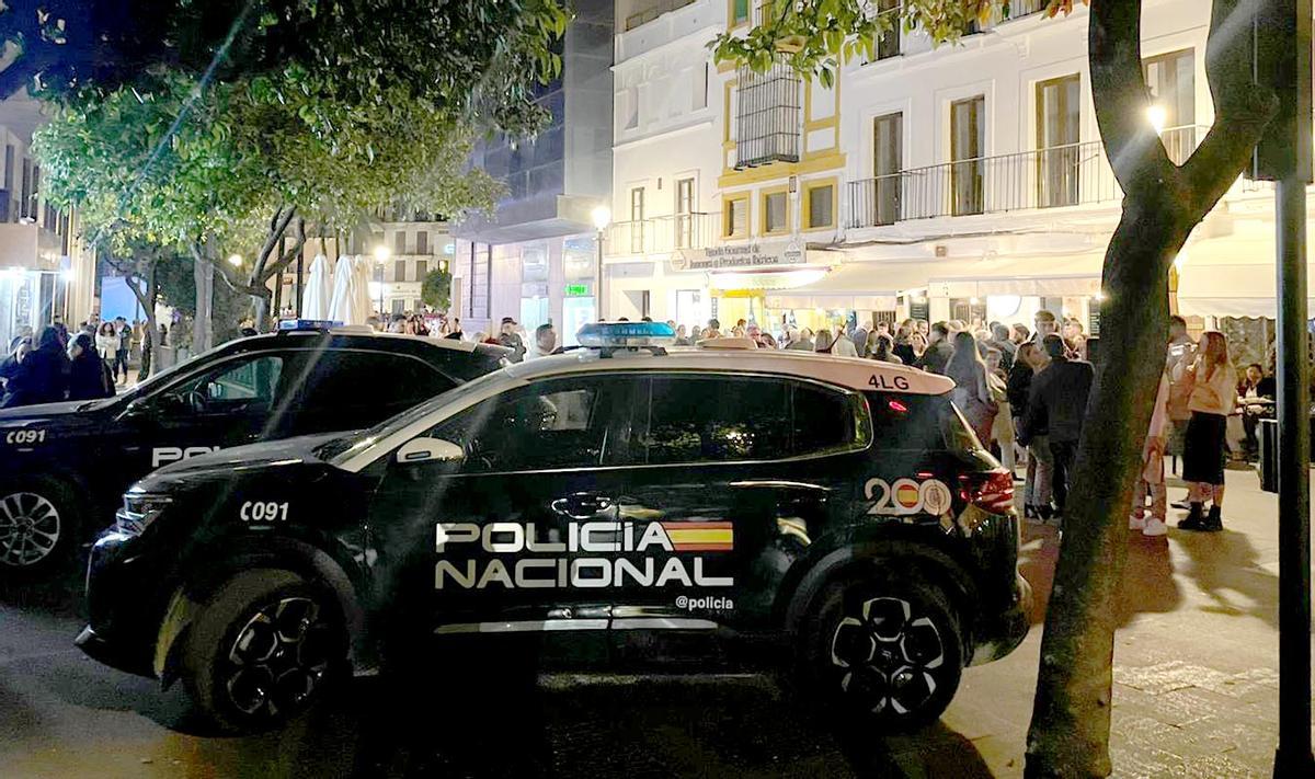 Despliegue policial en la Plaza del Arenal de Jerez.