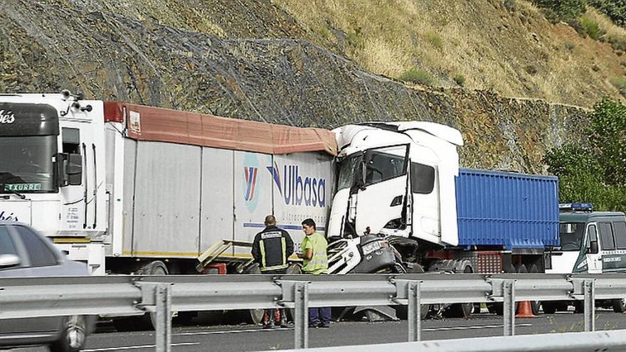 Colisión entre dos camiones en la A-66