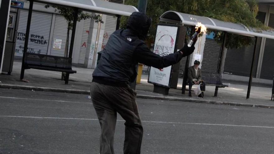 Un manifestante lanza un cóctel molotov contra el Ministerio de Finanzas.