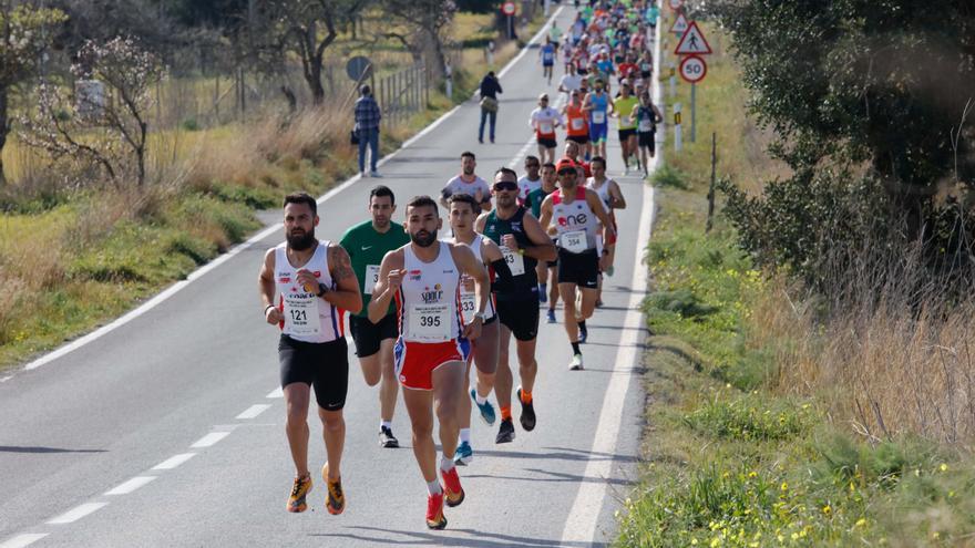 Galería de imágenes de los 250 atletas participantes en la Cursa de la Flor de l’Ametller en Ibiza