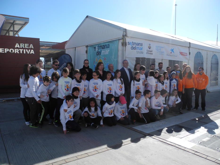 La presentació oficial de la Semana del Mar ha coincidido con el primer contacto de los alumnos del colegio Can Raspalls con las embarcaciones en las que pasarán toda esta semana.