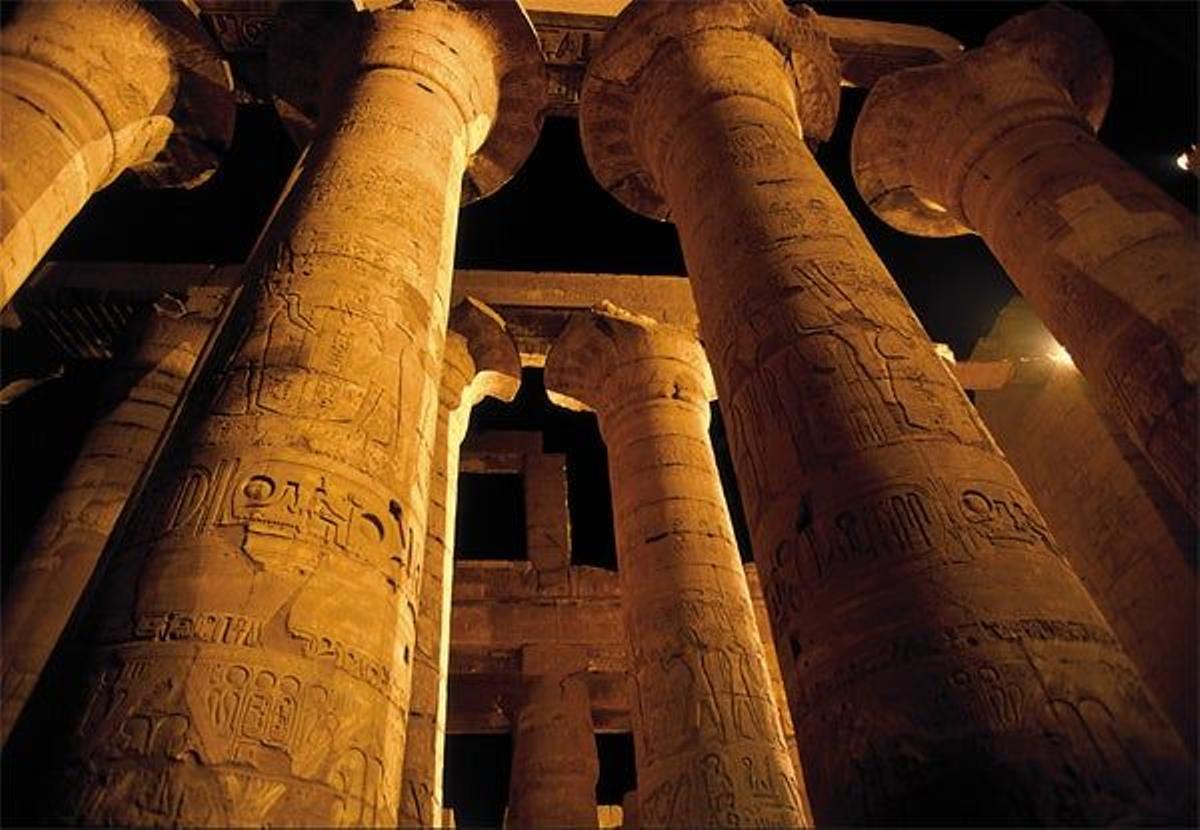 En Luxor, parada
obligatoria de toda
travesía por el Nilo, puede
admirarse el esplendor
de la antig