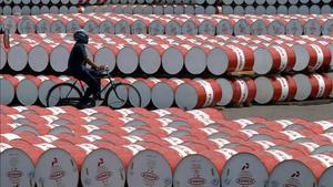 Barriles de petróleo almacenados en una planta de Jakarta.
