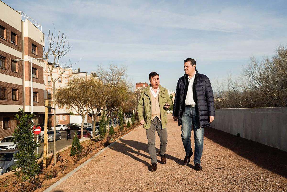 Miguel Ruiz Madruga y José María Bellido, durante su visita a la calle remodelada.