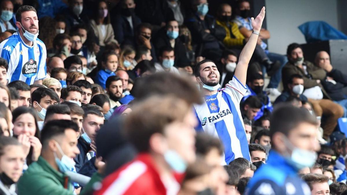 Aficionados deportivistas ayer en la grada de Riazor. |  // CARLOS PARDELLAS