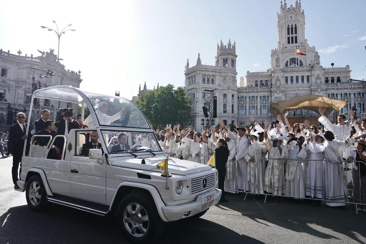 El papamóvil, en el centro de Madrid.
