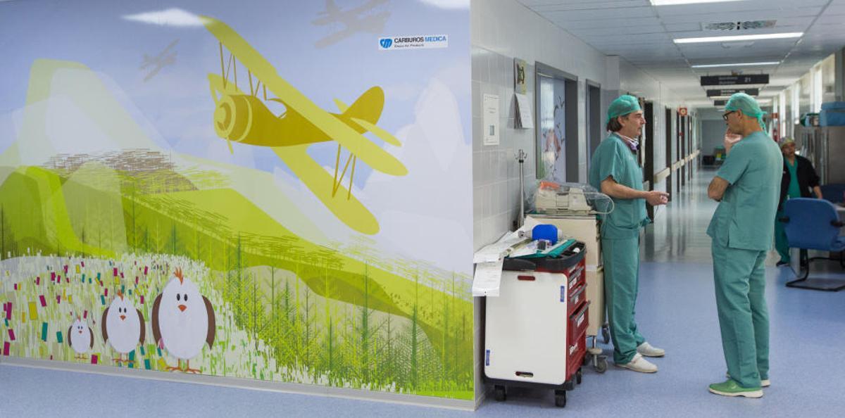 El área de quirófanos infantiles ha sido decorada con colores brillantes y dibujos para reducir el estrés El área de quirófanos infantiles ha sido decorada con colores brillantes y dibujos para reducir el estrés