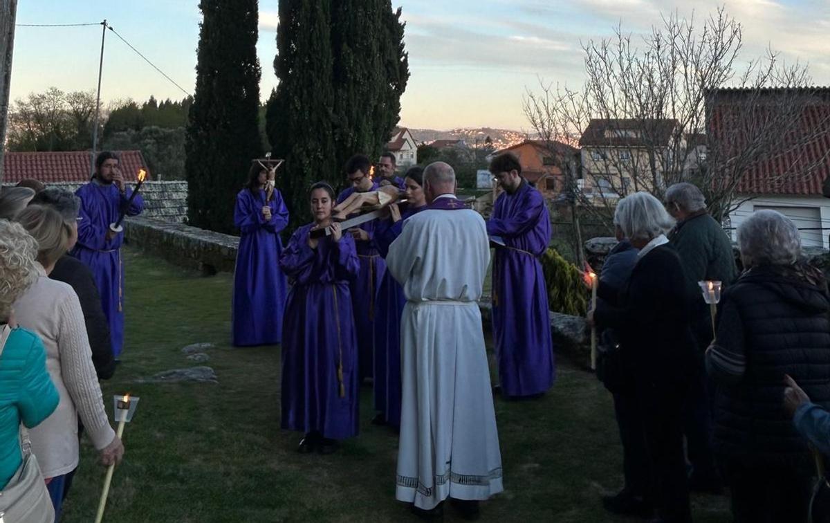 Un momento del vía crucis de este miércoles, en el atrio de la iglesia románica. | FDV