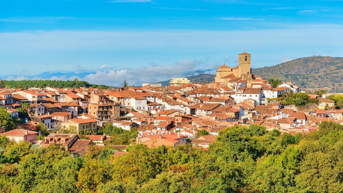 El pueblo más bonito de Cáceres es una judería de entramados de madera y flores rodeado de un bosque de castaños.