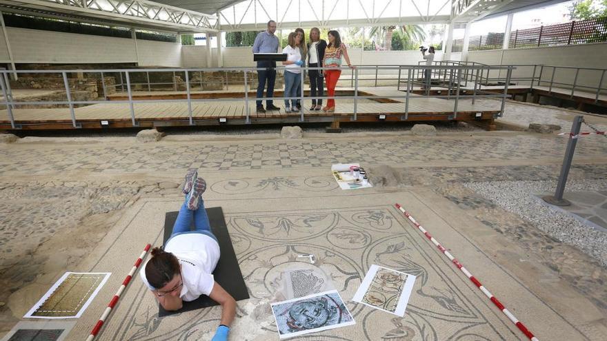 Epecialistas de una empresa de restauración rehacen el mosaico de la Medusa, el principal atractivo del yacimiento.